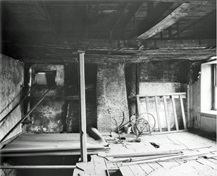 <p>Foto uit 1960 van het vertrek rechtsvoor op de tweede verdieping (beeldbank RCE). </p>
